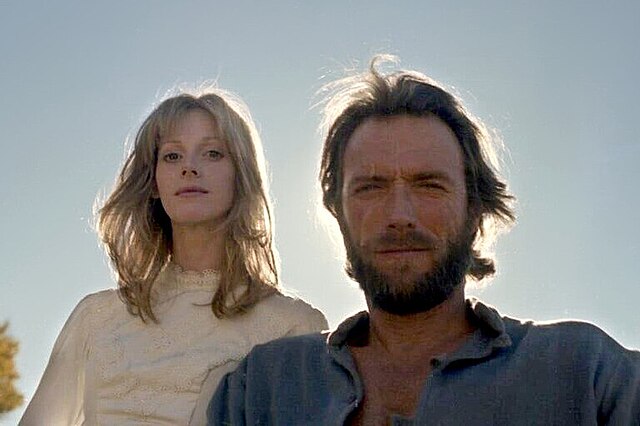 Clint Eastwood näyttelijäkollega Sondra Locken kanssa vuonna 1975.